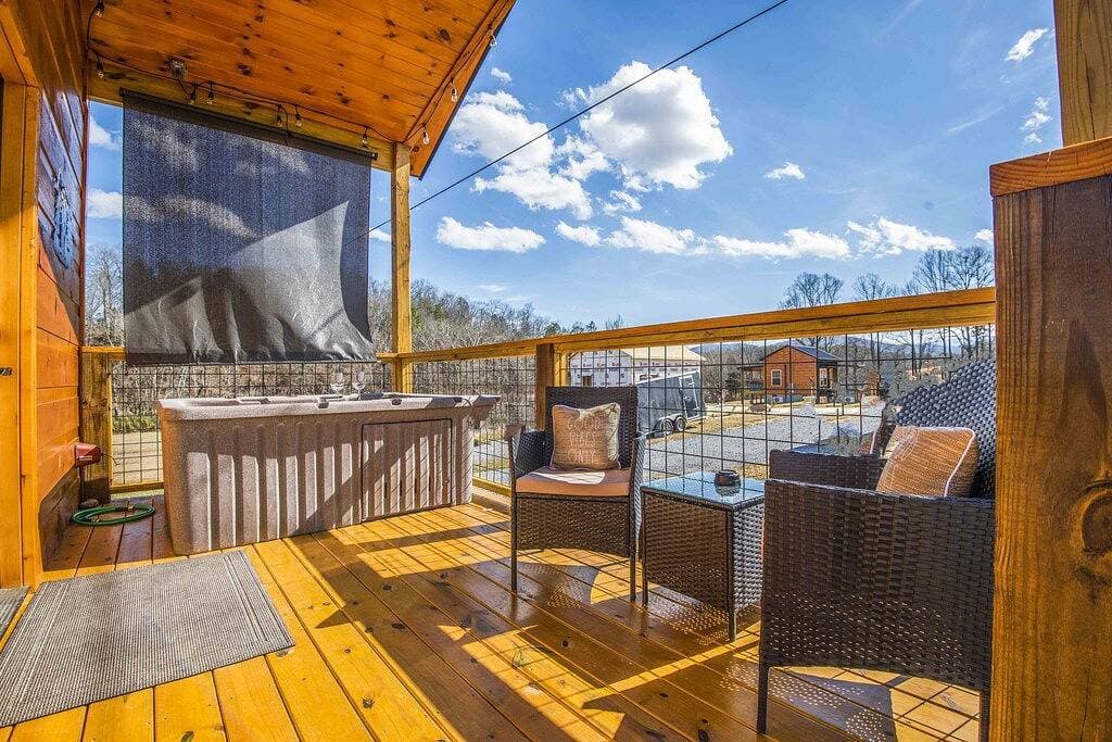 Foto 7 von 35: ⛰Romantic Tiny Home - Wi-Fi & Hot Tub & Fire Pit