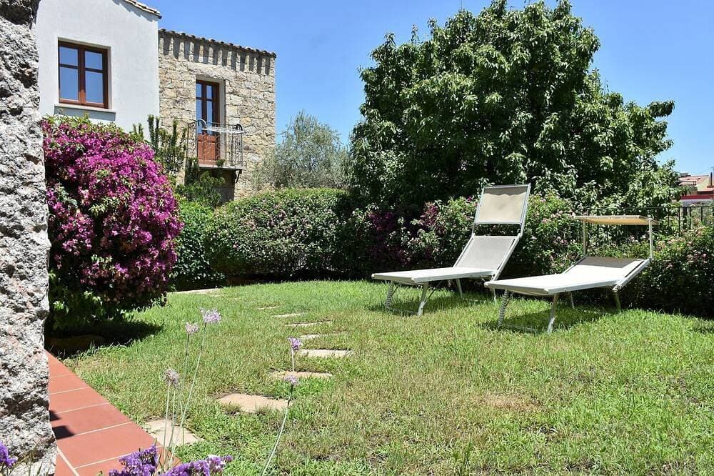 Foto 12 von 14: Villa Menhir. Mediterranen Garten. Berg Aussicht.