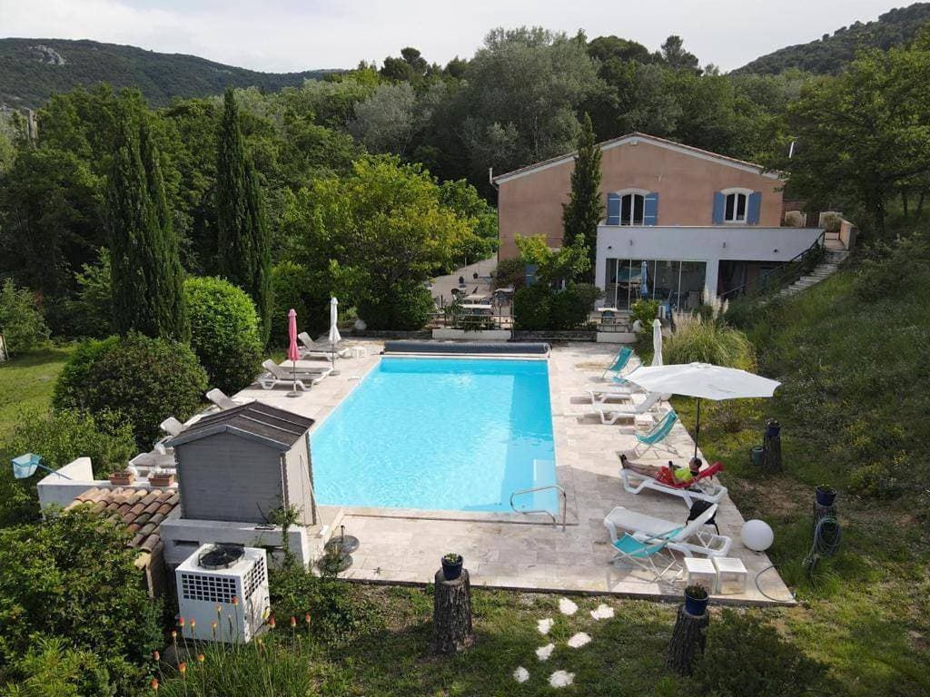 Logis Hôtel le Mas d'Hélène 1