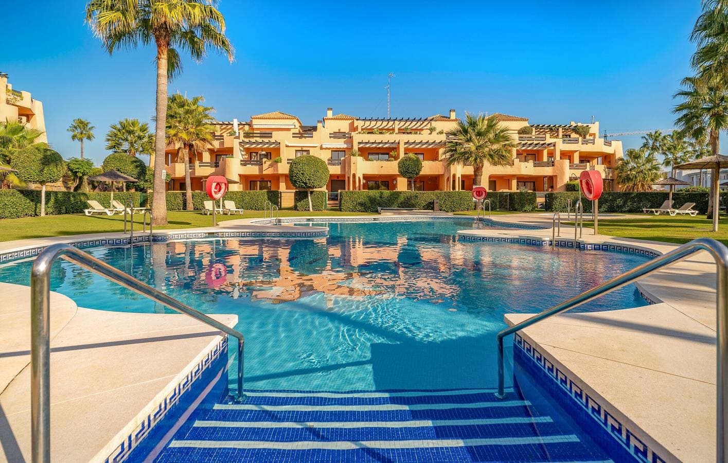 Foto 8 von 17: Apartment mit Meerblick, Pool, Terrasse und Parkplatz, 400m zum Strand
