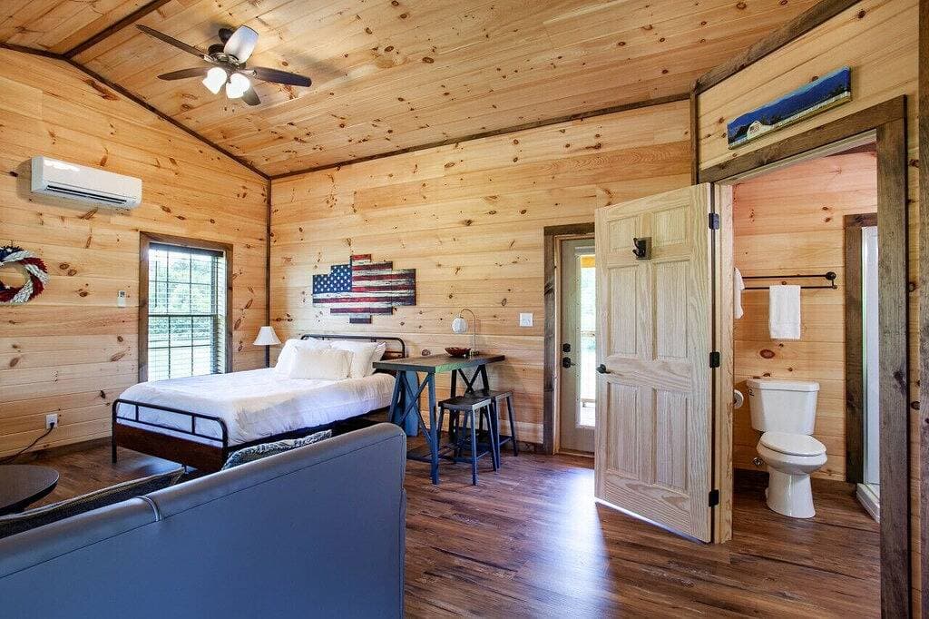 Foto 10 von 42: Sevierville Tiny Home w/ Hot Tub, Fire Pit & Grill