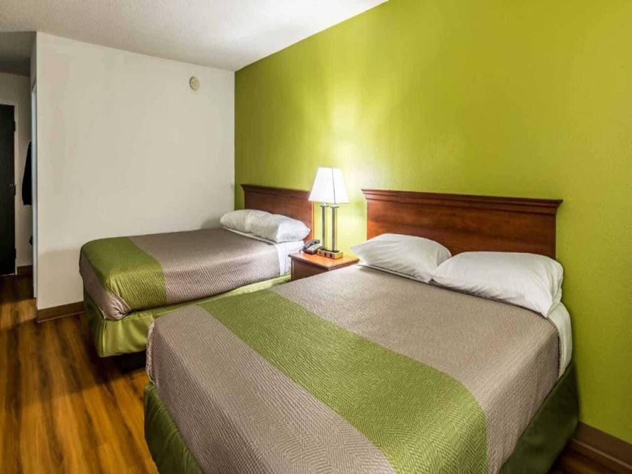 Foto 11 von 27: 2 Queensize-Betten | Nichtraucherzimmer, Mikrowellenkühlschrank