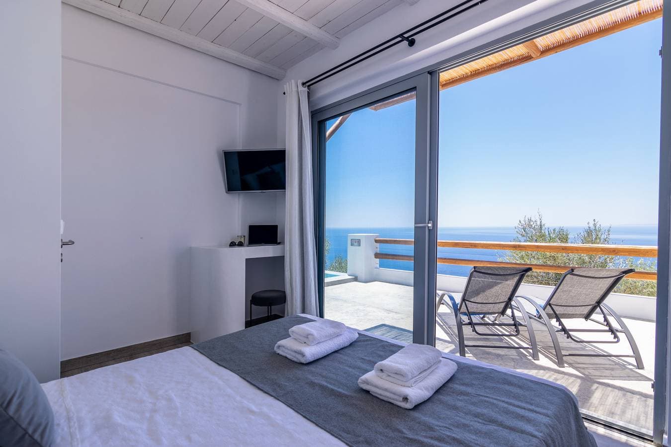 Foto 4 von 32: Pyrgos Exclusive 2, Sea View & Private Pool
