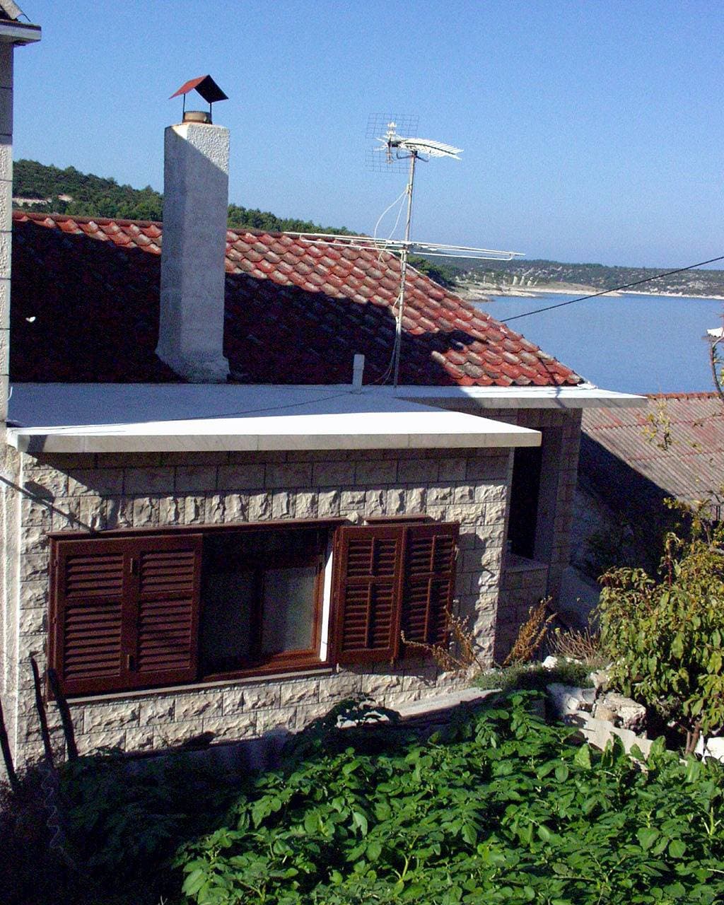 Foto 3 von 16: 2-Zimmer-Ferienwohnung mit Terrasse und Meerblick Povlja, Brac -b