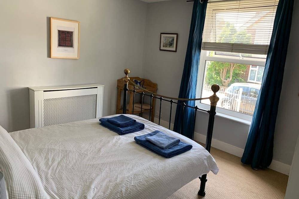 Foto 2 von 25: Two minutes from beach. Cosy pet-friendly cottage in cool location with garden.