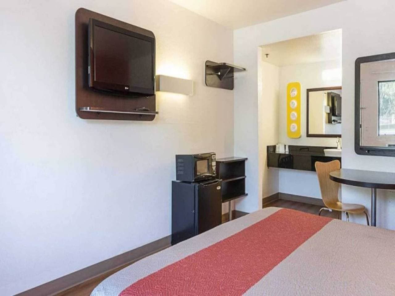 Foto 8 von 39: 1 Kingsize-Bett | Rauchen, Mikrowellen-Kühlschrank
