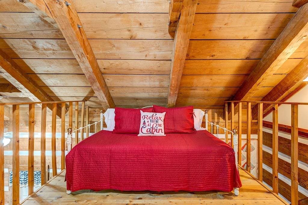 Foto 6 von 45: Vor Liebe platzende Herzen (Romantic Creekside Retreat)