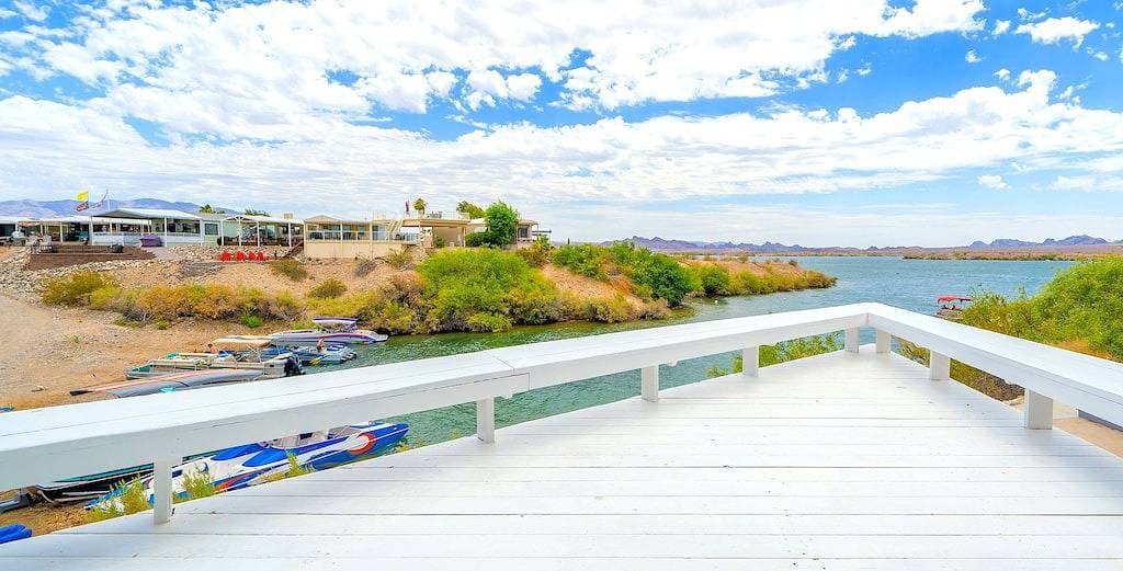 Foto 12 von 49: Waterfront Luxury Tiny Home with Stunning Lake  & Mountain Views!