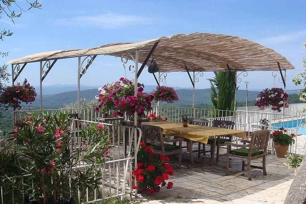 Geräumige Villa mit Pool und atemberaubenden Aussichten 1