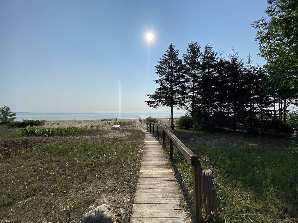 Foto 5 von 20: Lakefront Cottage on Soft Sand