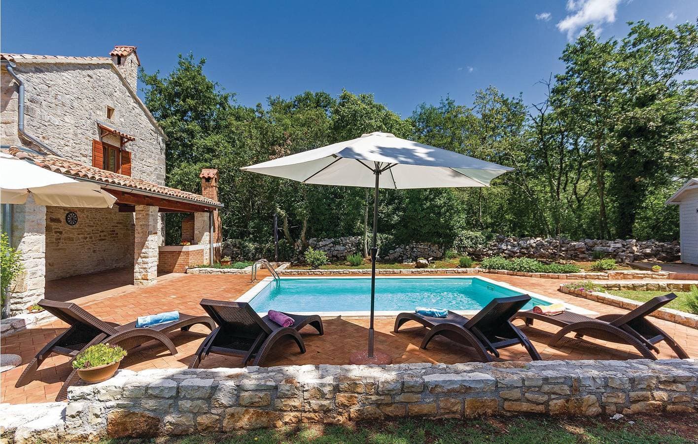 Foto 12 von 39: Reizende 2-Zimmer-Wohnung mit Pool, WLAN und Parkplatz in der Nähe des Restaurants Klarići