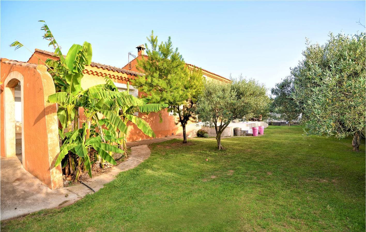 240qm Wohnung mit AC, Pool, Parkplatz & Internet bei Saint-Martin-de-Crau 1