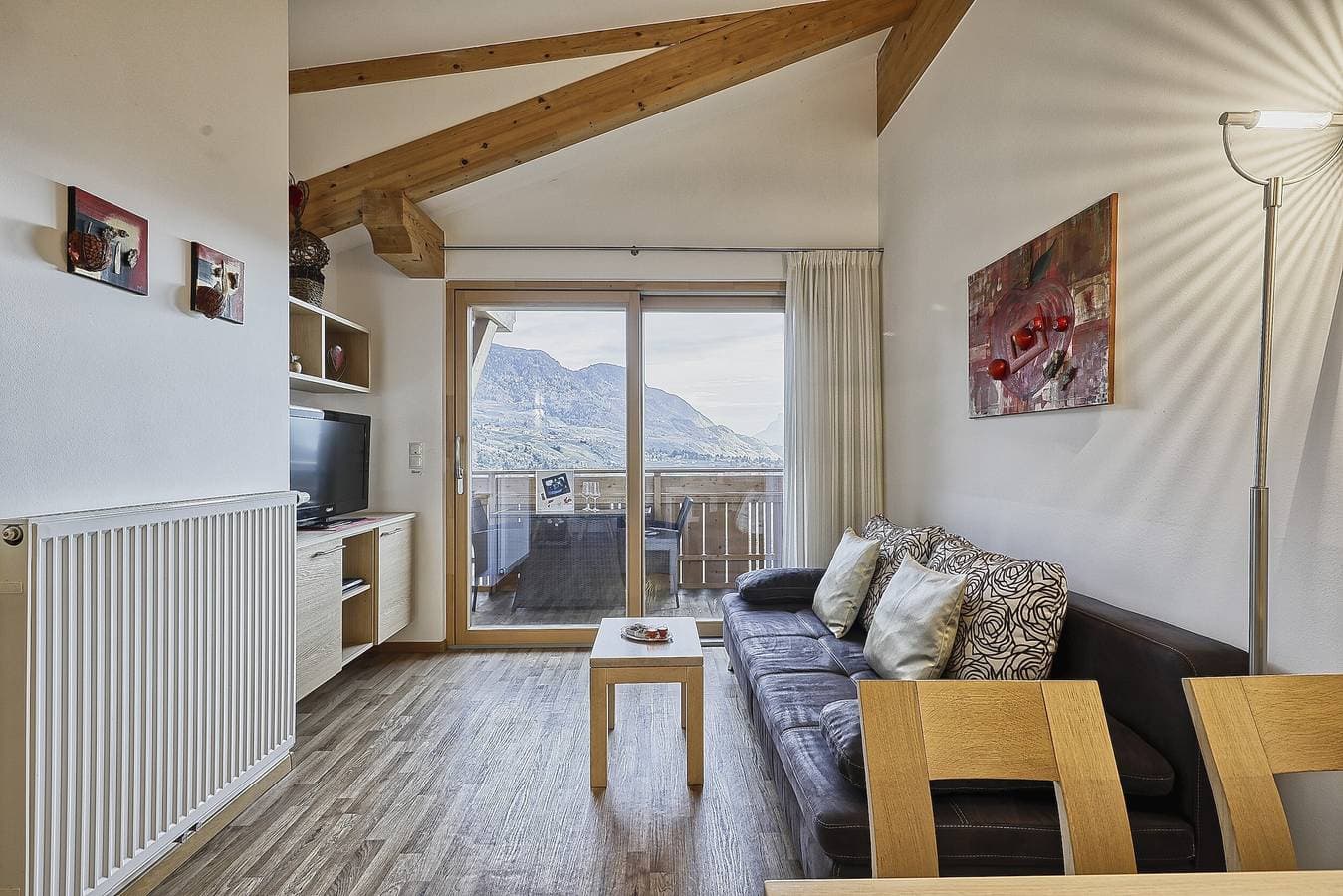Foto 9 von 29: Ferienwohnung "Feldhof Apfeltraum" mit Salzwasser Pool, Panoramaliegewiese und Balkon