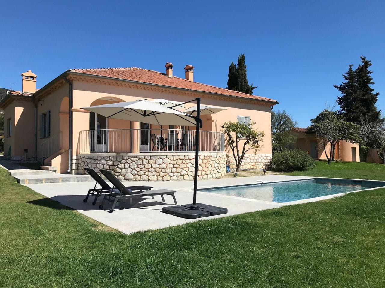 Geräumige und elegante Villa mit großem Garten, Swimmingpool und 3 Schlafzimmer 1