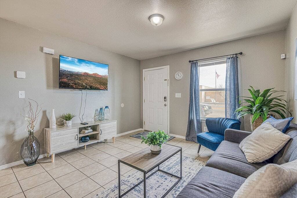 Foto 11 von 25: ☕ By Fort Bliss: Laundry, Security System, Refrigeration, King Beds