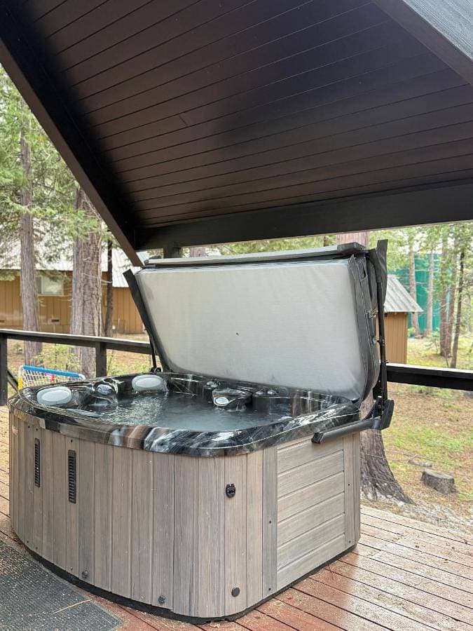Foto 4 von 34: Modern Mountain Luxury Soak, Stay, & Be Spoiled