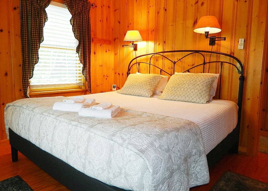 Foto 13 von 31: Niboban Cabin 5 right on Rangeley Lake with a screened porch, fire pit, hammock, WiFi and dock!