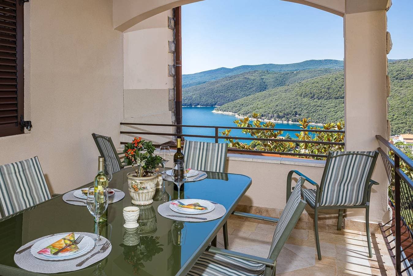 Lady M White - Balcony and Sea View 1