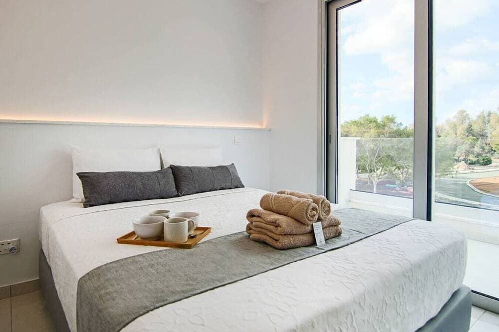 Phaedrus Living Seaside Executive Flat Harbour 208 1