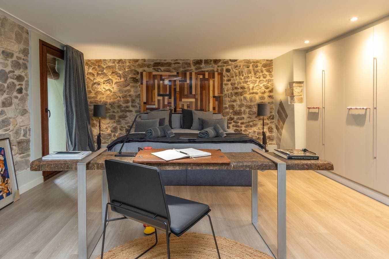 Foto 9 von 24: Kel Domènech – Luxusapartment für Kunstliebhaber im historischen Besalú