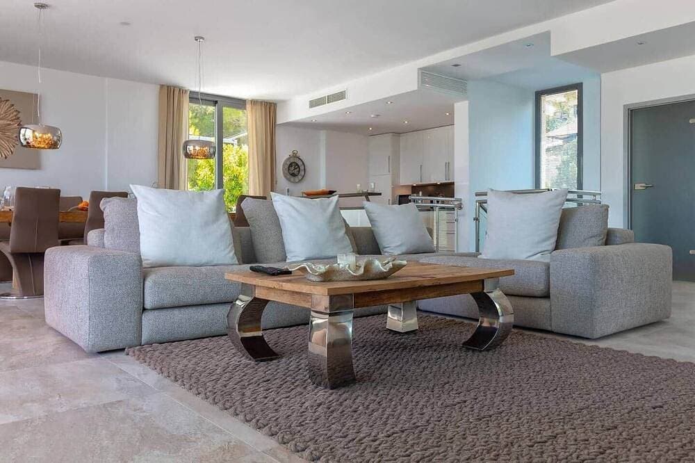 Foto 9 von 23: Modern exclusive Villa with Pool and Mountain View