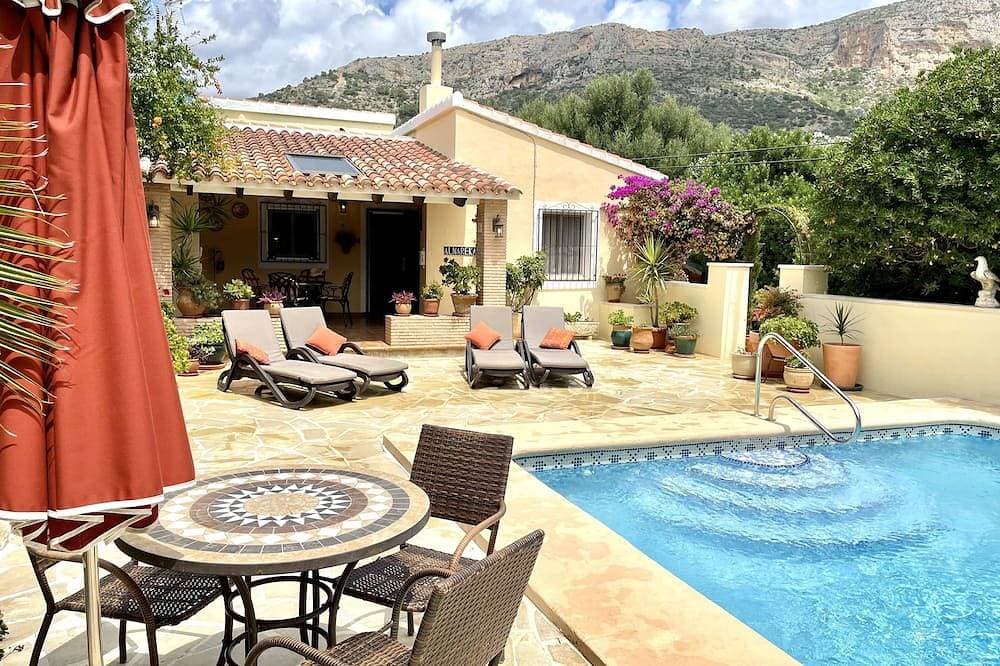 Wunderschöne Villa in gereiftem Garten, hell erleuchtetem Swimmingpool, wunderbarer Aussicht 1