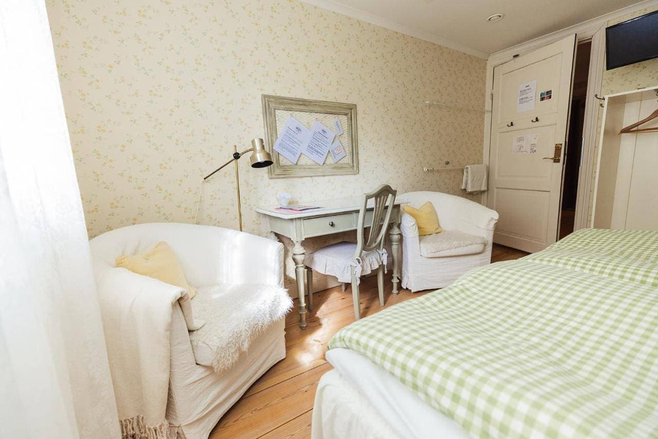 Foto 2 von 10: Double Room with Shared Bathroom