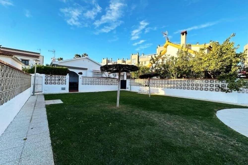 Foto 5 von 30: 3-Bedroom Villa with Garden, BBQ and Pool, 350 m from the Beach