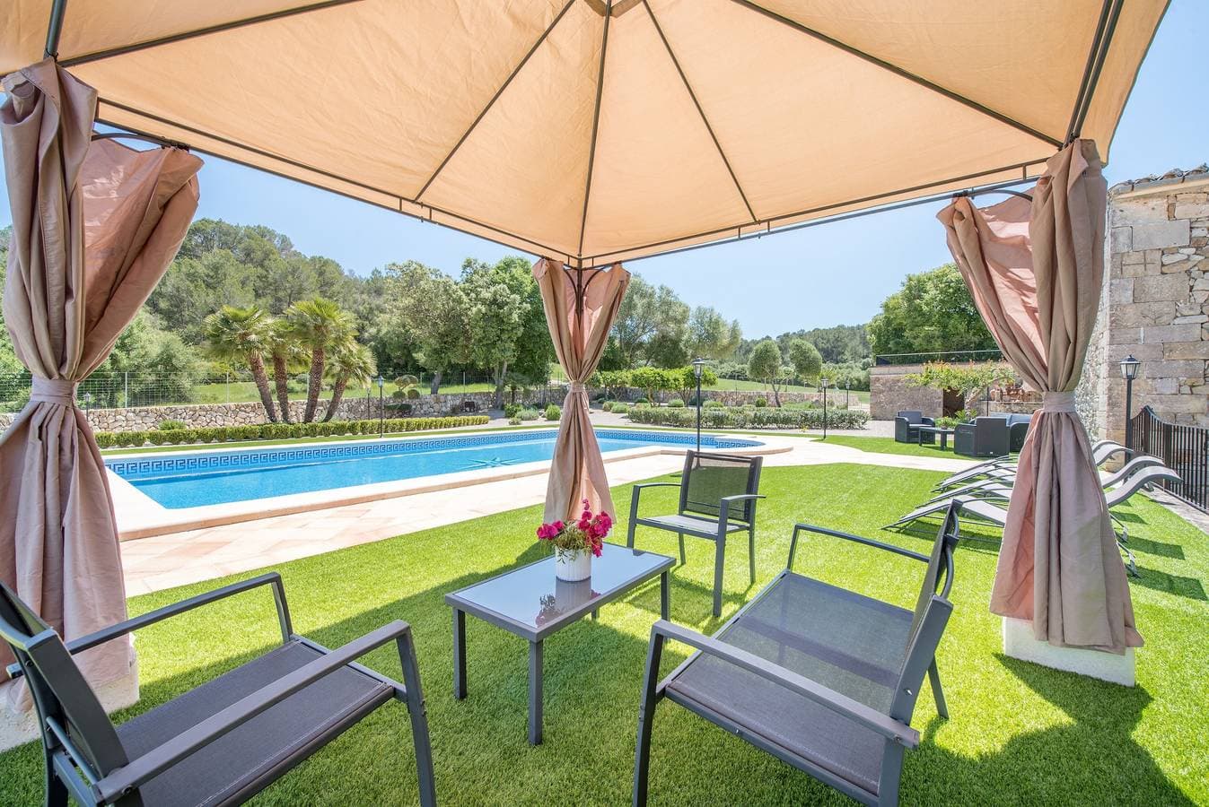 Foto 4 von 23: Typische mallorquinische Villa „S'Era de Son Roig“ mit Garten, Pool und WLAN