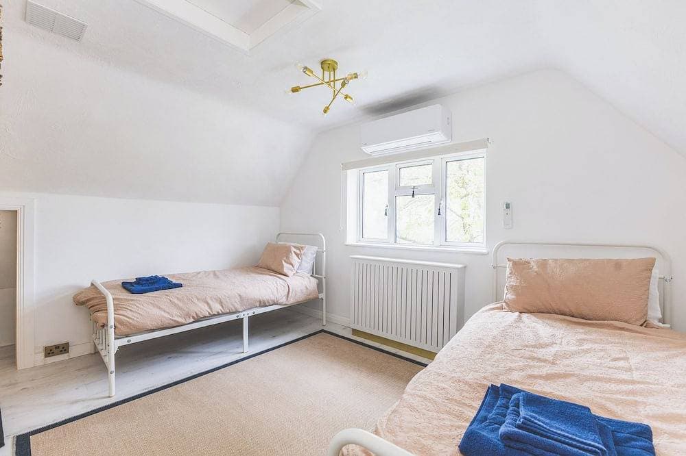 Foto 3 von 25: Charming 2Bdr Bungalow near Heathrow and London