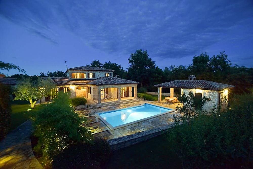 Luxusvilla mit beheiztem Swimmingpool 1