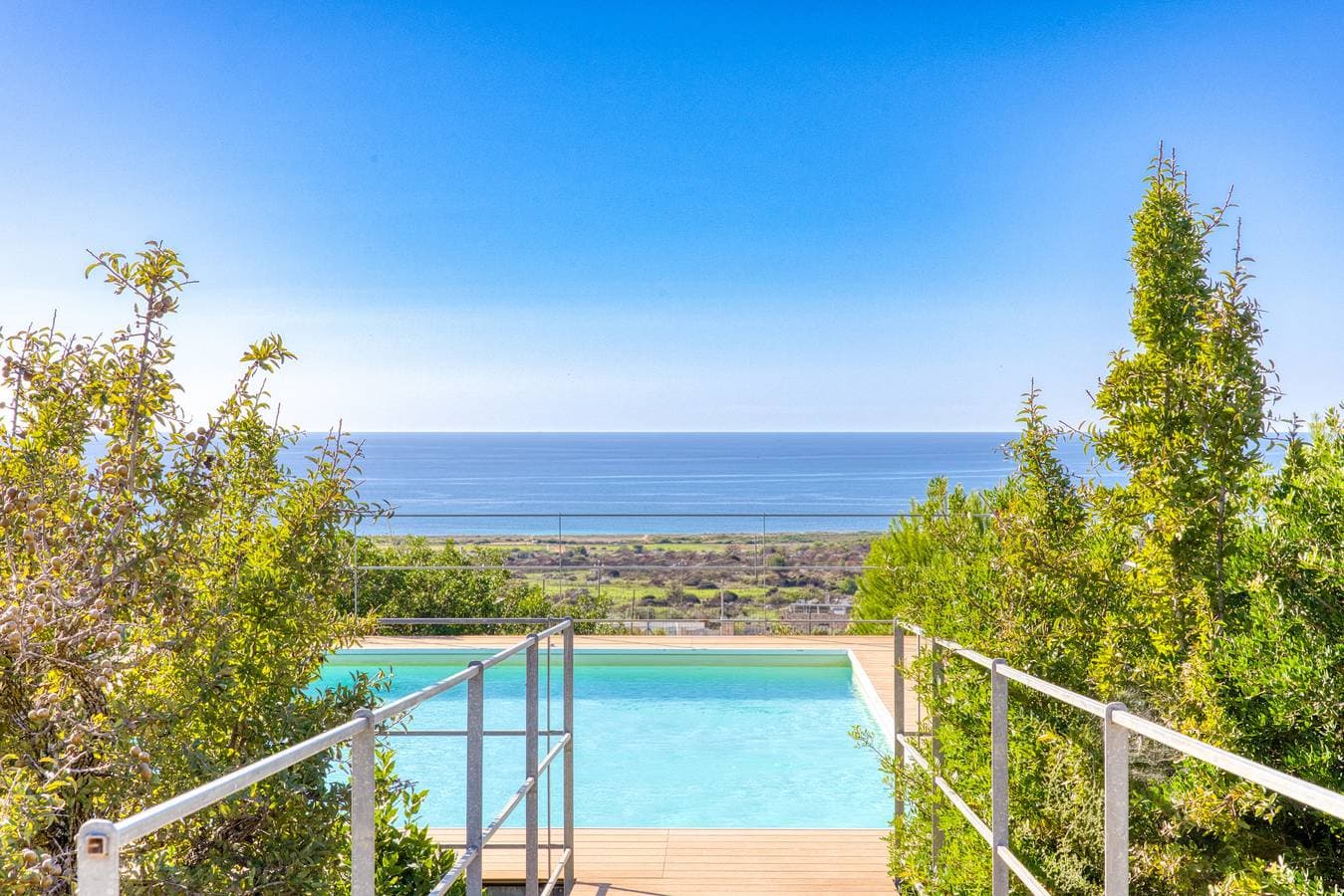 Strandnähe & 180°-Meerblick: moderne Pool-Villa 1