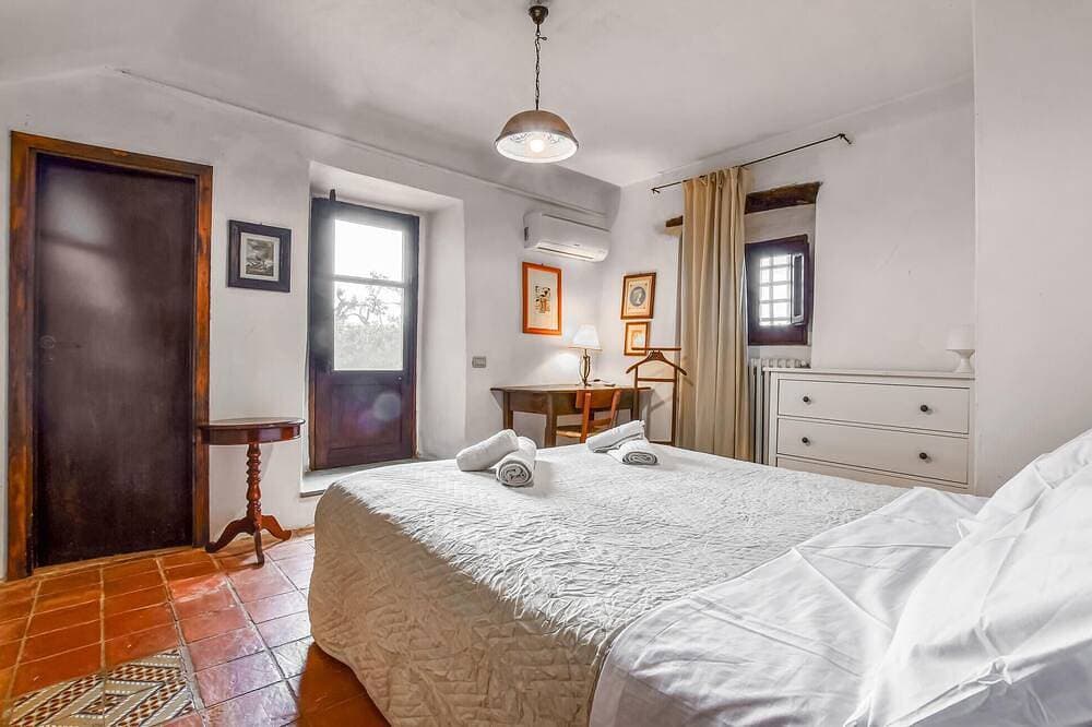 Foto 4 von 30: Beautiful home in Cefalù with private swimming pool, can be inside or outside