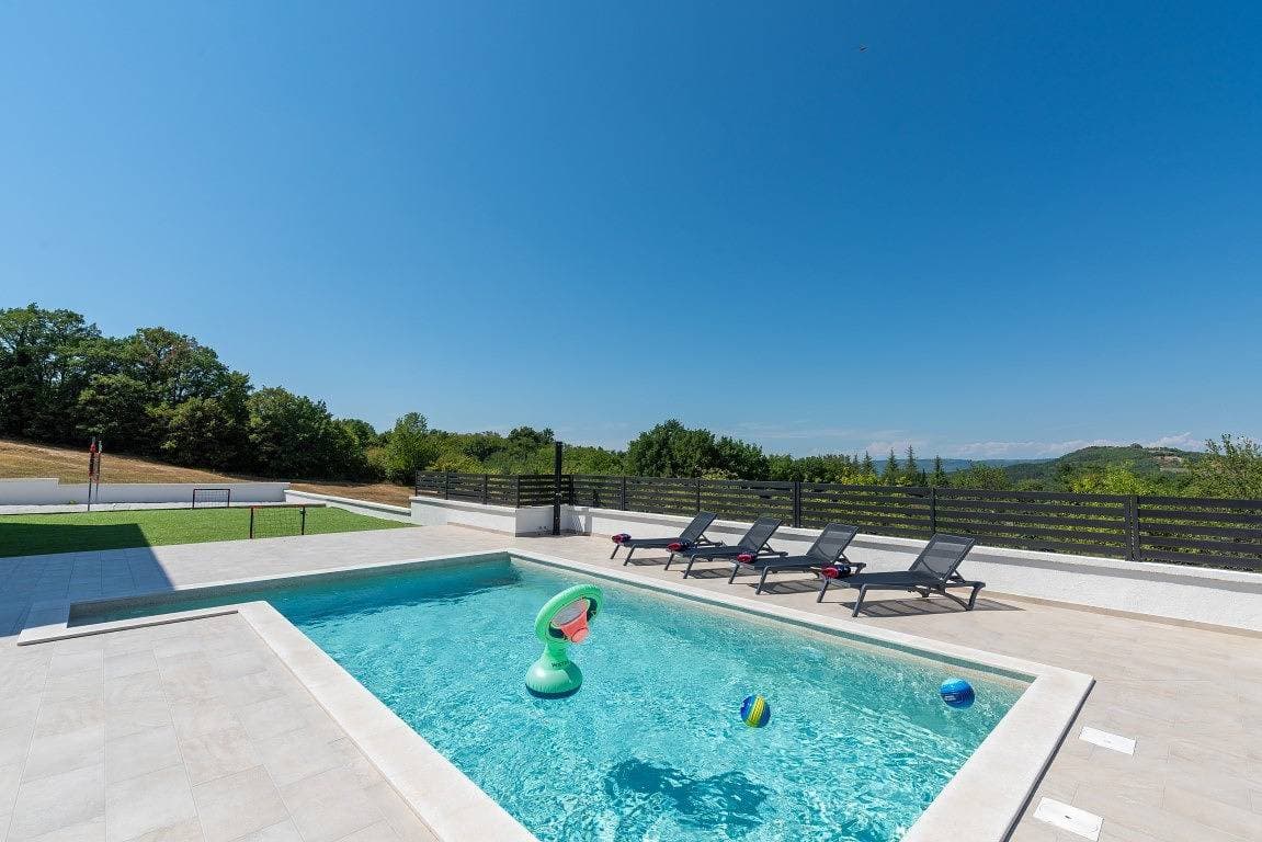 Foto 10 von 54: Moderne Villa in Karojba mit privatem Pool.