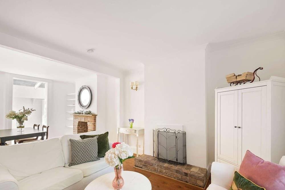Stylish 2 Bed Windsor Home - Sleeps 4 - Parking 1