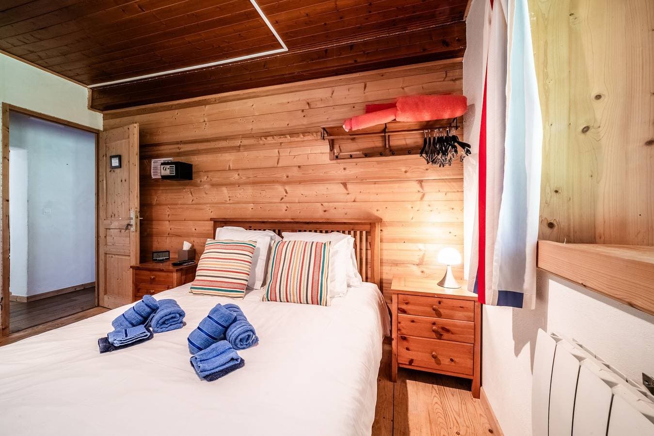 Foto 4 von 28: Zimmer 'Elisthur Chambre N°2' mit Bergblick, Gemeinschaftsterrasse und Wi-Fi