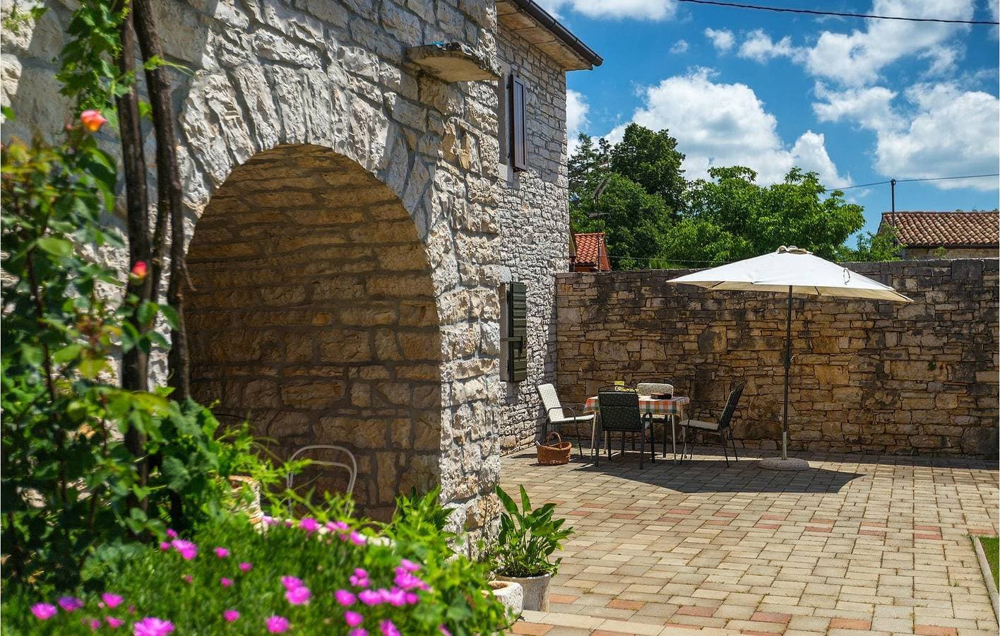 Foto 12 von 61: Gemütliche 2-Zimmer-Wohnung mit Pool, WLAN und Parkplatz in der Nähe von Restaurants