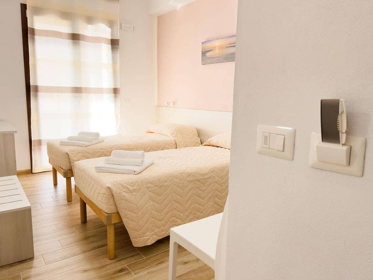 Foto 7 von 15: Twin Room with Private Bathroom