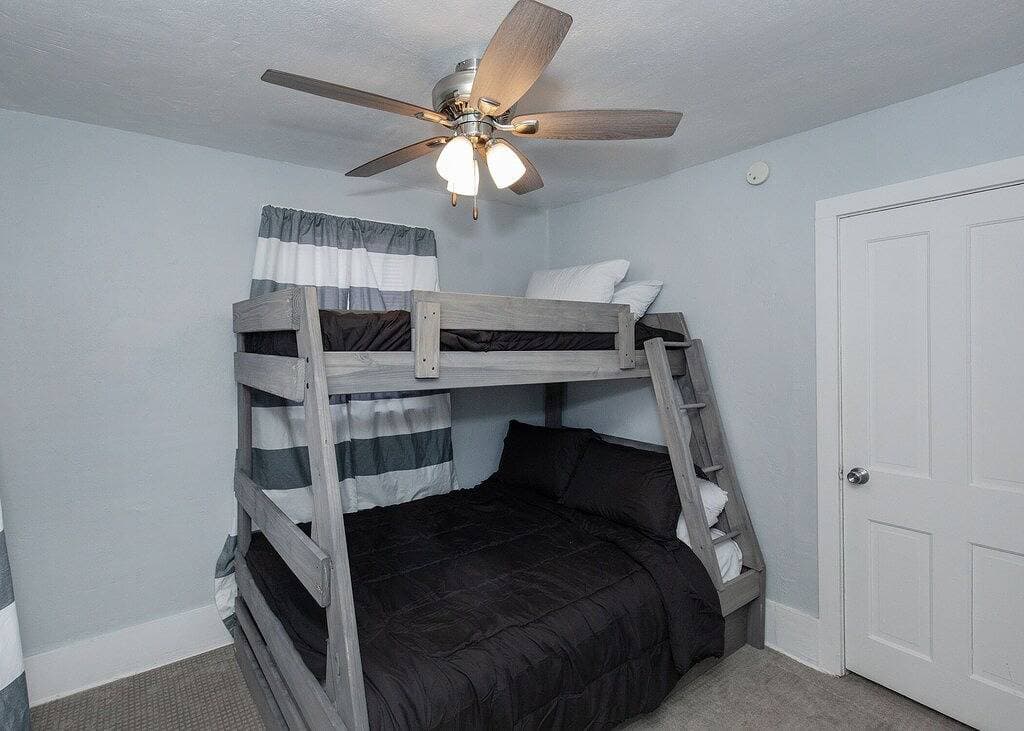 Foto 4 von 13: Great Location Great Value! 4 bedroom 2 full bath home in East Village