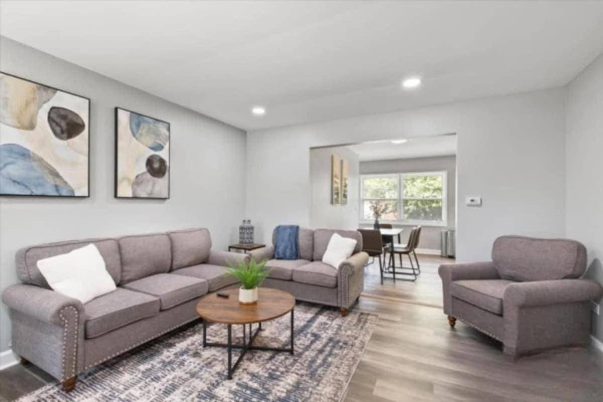 Comfy King bed Free Wi-Fi Home in Des Plaines 1