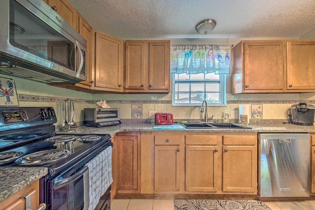 Foto 4 von 25: 2 Mi to Beach: Canal-Front Home in Hudson!