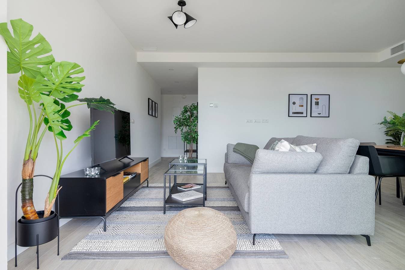 Foto 4 von 29: Zentrale Ferienwohnung mit Blick, gemeinschaftlich genutztem Pool und WLAN