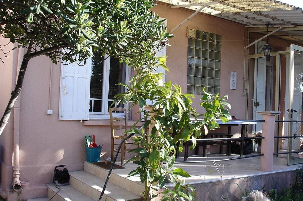 Foto 13 von 30: Ruhig gelegenes Ferienhaus mit 4 Zi & 2 Badzi in Strandnähe.