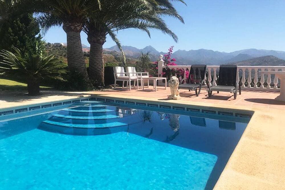 Foto 13 von 30: Intime Villa  Meer-/Bergblick 40 m² Pool Palmen free WiFi AC Heizung Sauna Kamin