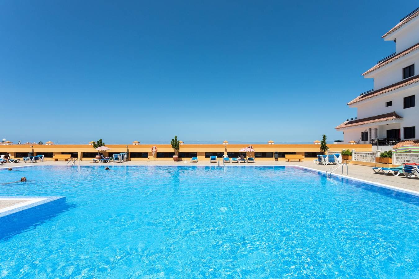 An erster Strandlinie mit Pool und gratis WLAN 1