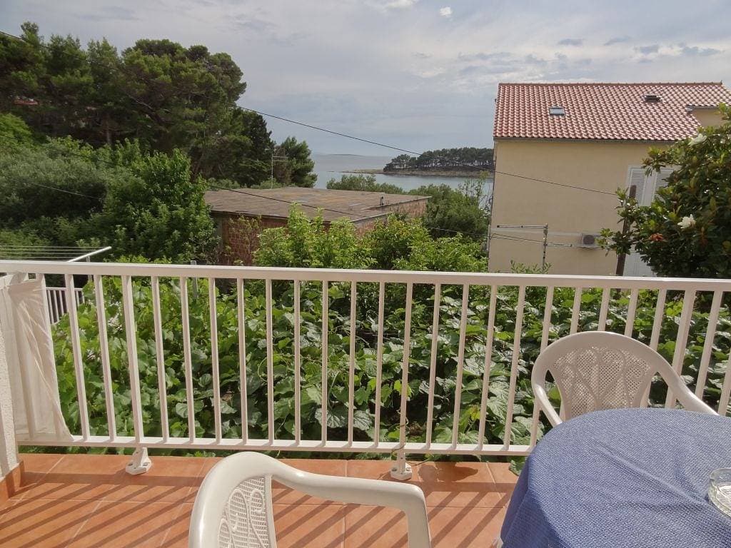 Foto 12 von 13: 2-Zimmer-Ferienwohnung mit Terrasse und Meerblick Rab A-16359-a