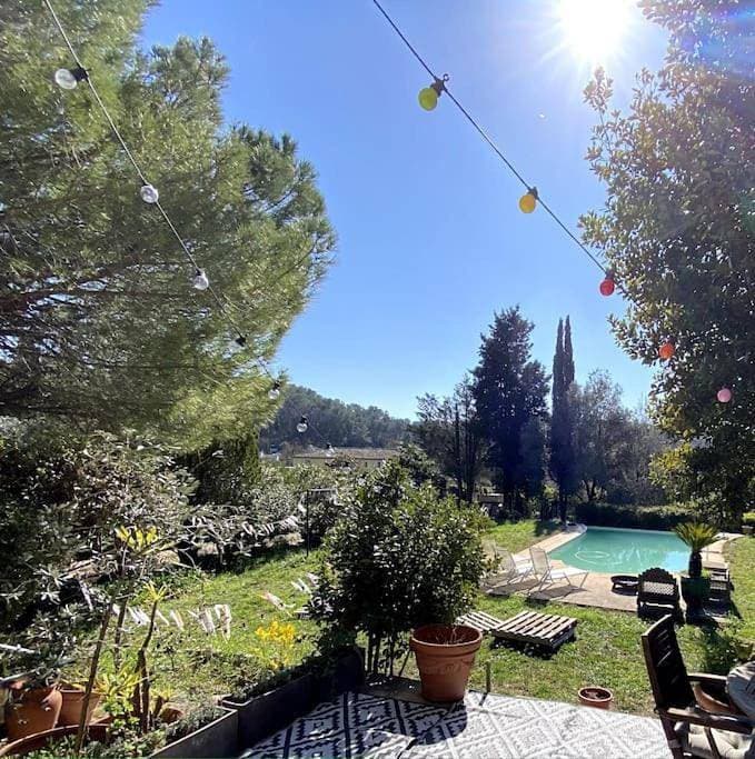 Spacious studio, swimming pool access & garden 1