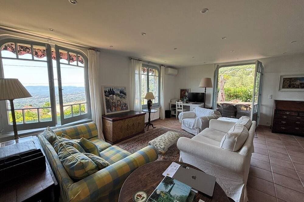 Foto 4 von 30: Beautiful 4 bed villa, stunning panoramic views, fully-equipped pool house.