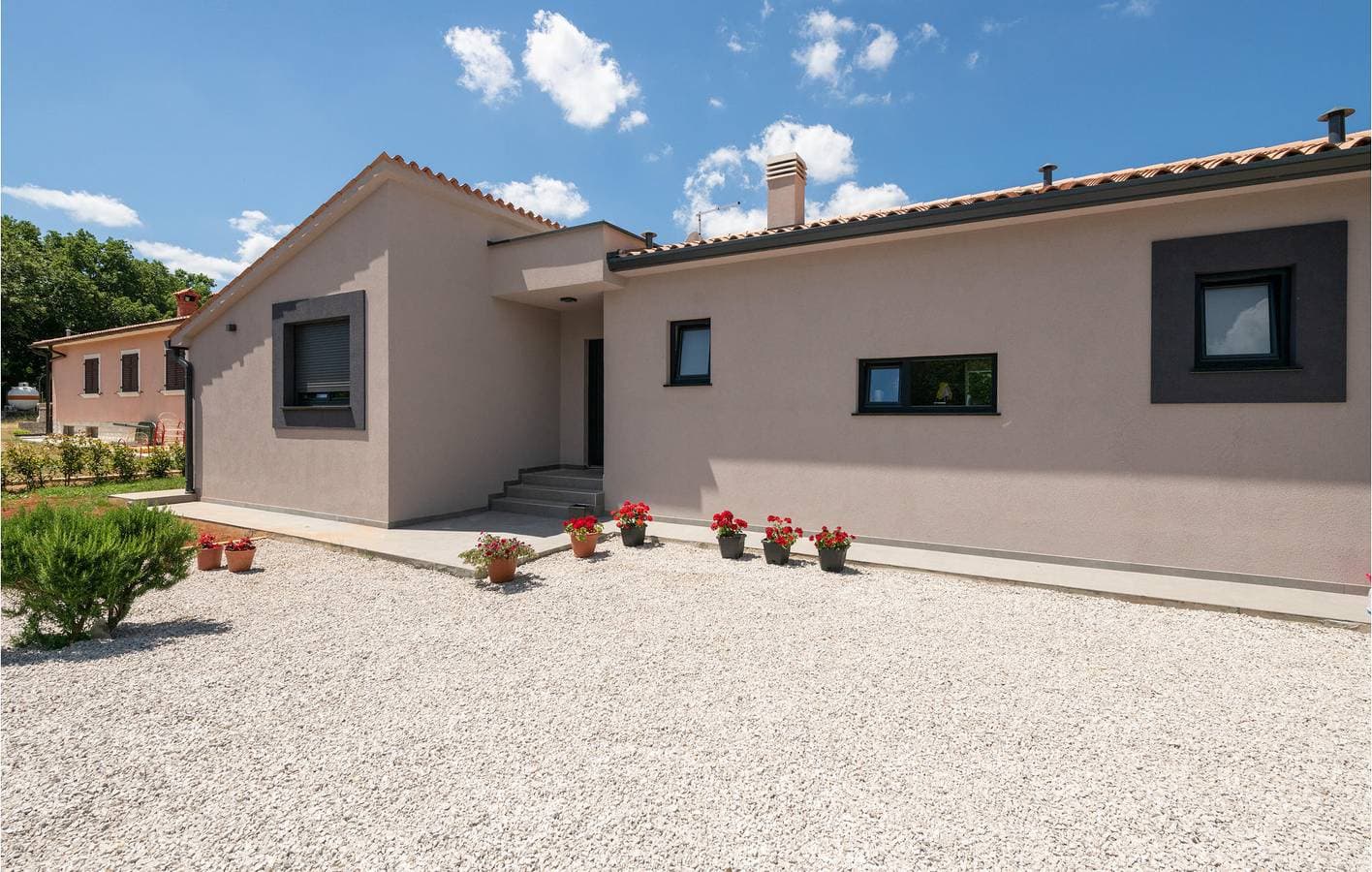 Foto 3 von 44: Geräumige 2-Zimmer-Wohnung mit Pool, WLAN und Parkplatz
