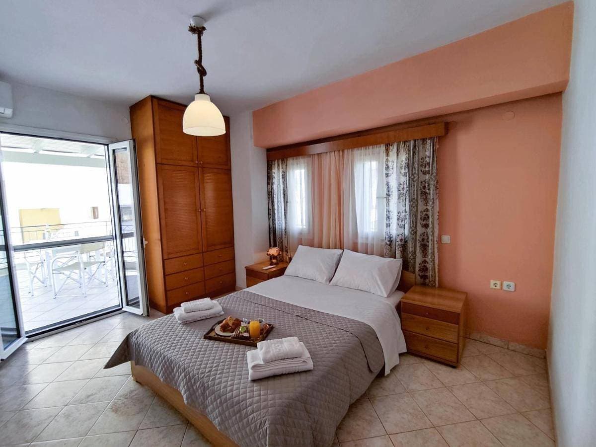 ANASSA HOME A Spacious Cretan House Next To The Sea, Family and Couple Friendly with Terrace in Makry Gialos & Ierapetra 1